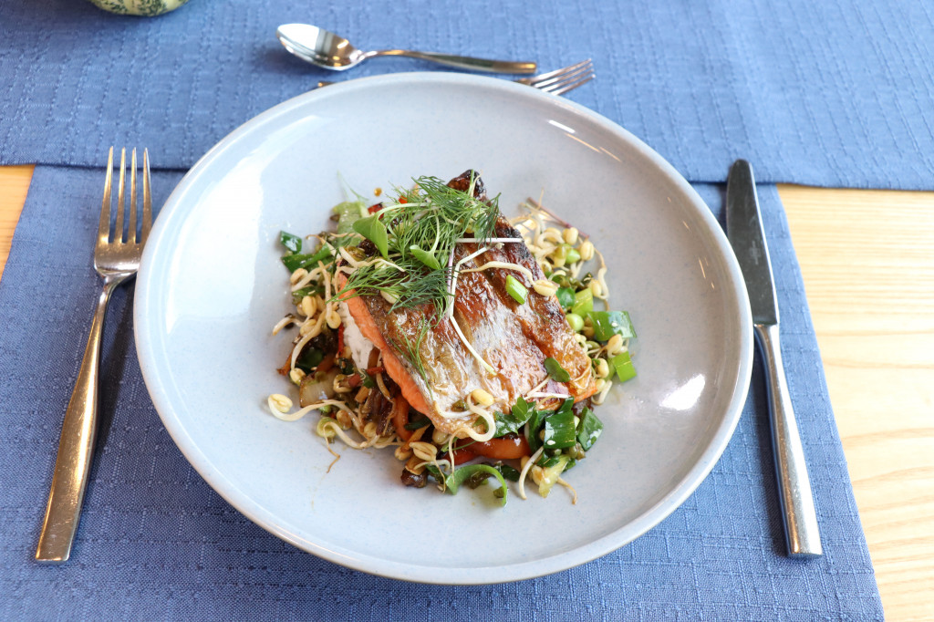 Nizzan salaatti, jonka päällä pariloitu lohi